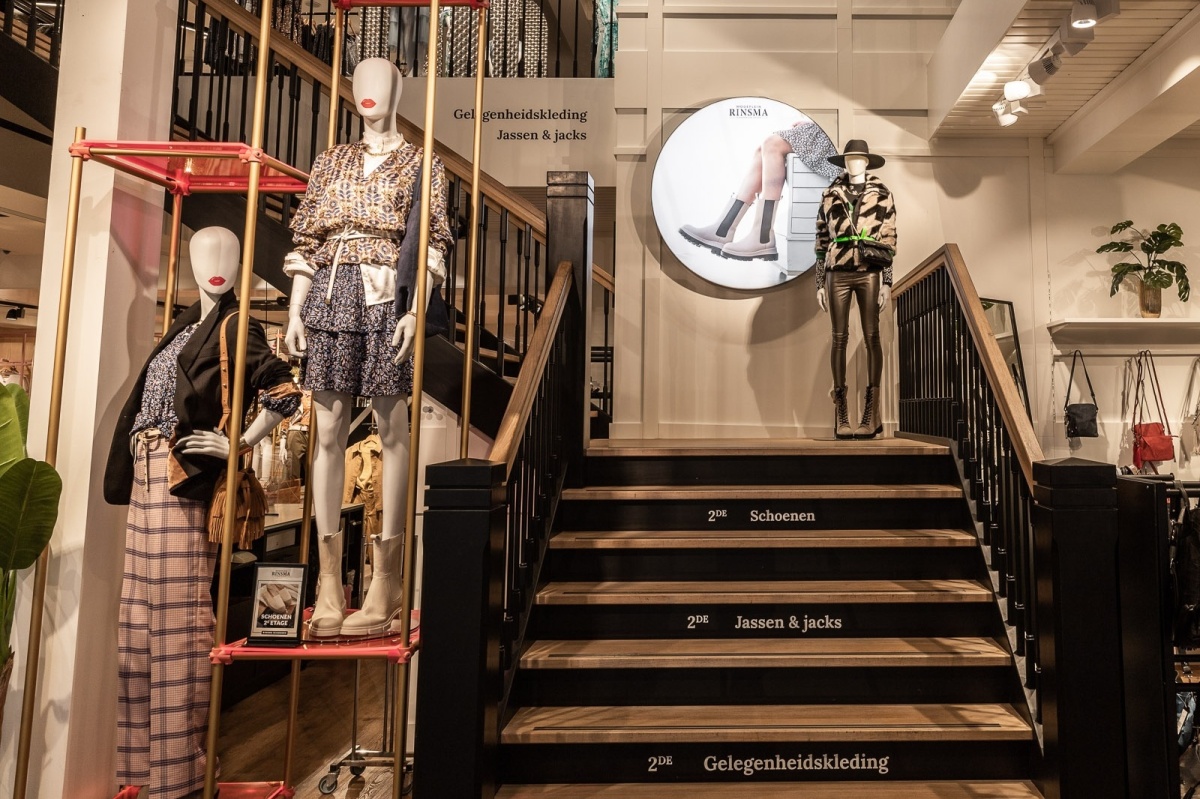 Beleuchteter, gebogener Wandrahmen